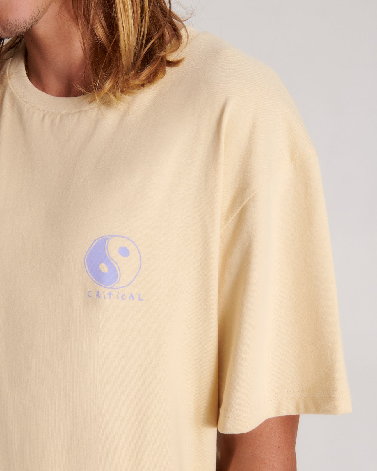 T-shirt beige TCSS logo à l'avant et imprimé à l'arrière